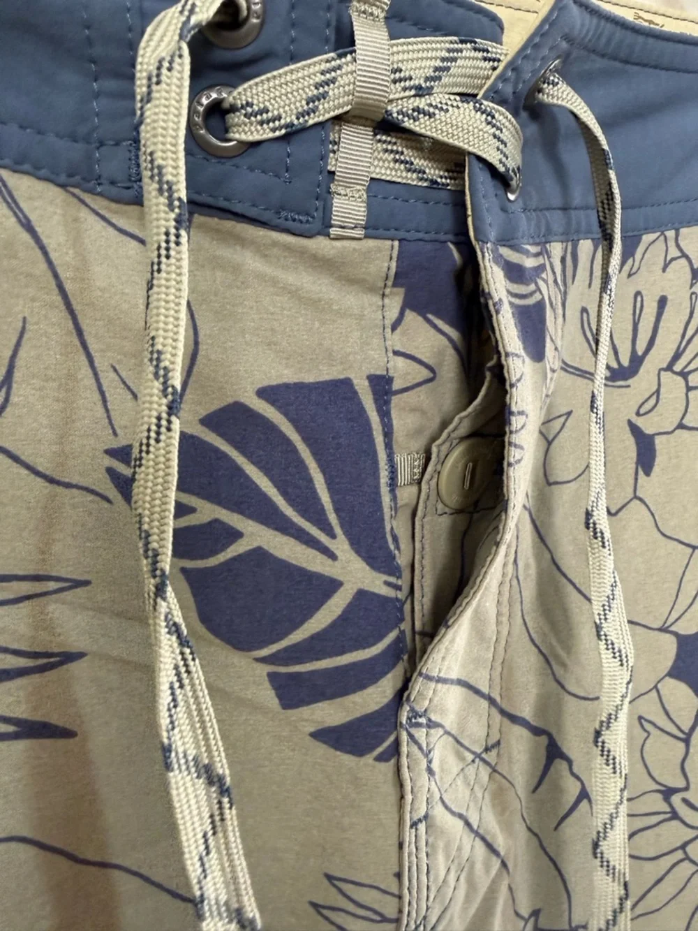Patagonia Men's Scallop Hem Stretch Wavefarer Boardshorts Swim Size 36 Tropical